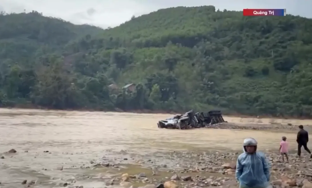 C&ograve;n 6 người bị mất t&iacute;ch trong c&aacute;c vụ sạt lở v&agrave; lũ cuốn - Ảnh 2.