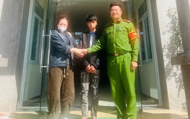 Công an xã Mê Linh giúp đỡ cháu bé bị lạc trở về gia đình.