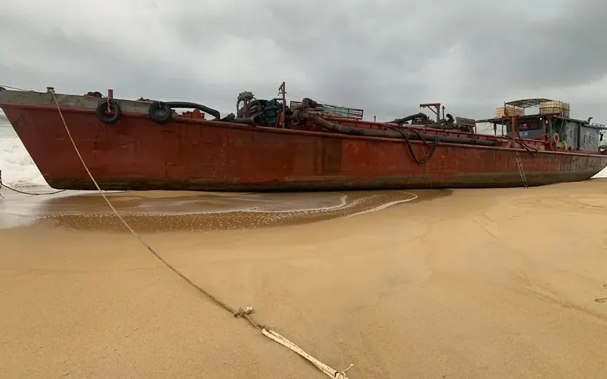 Con tàu bị sóng đánh tấp vào bờ biển Quảng Ngãi.