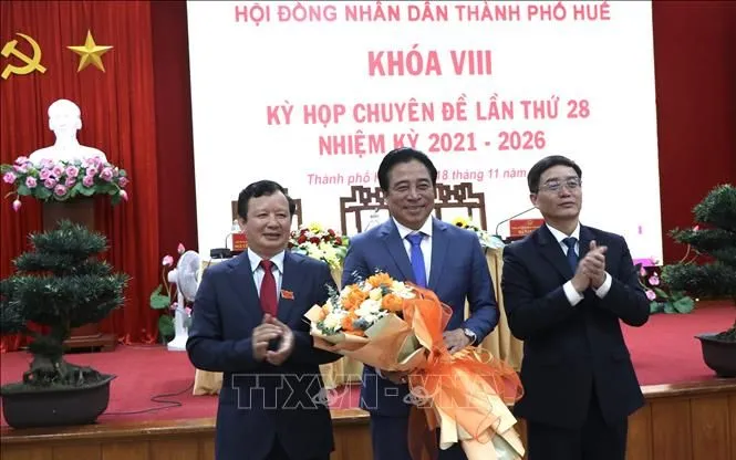 Tặng hoa chúc mừng Tân Chủ tịch UBND thành phố Huế Nguyễn Khắc Toàn.