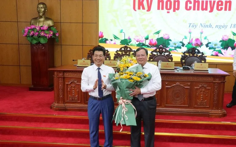 Ông Nguyễn Mạnh Hùng, Phó Bí thư Tỉnh ủy, Chủ tịch Hội đồng Nhân dân tỉnh Tây Ninh tặng hoa chúc mừng tân Chủ tịch Ủy ban Nhân dân tỉnh Tây Ninh Lê Văn Hẳn.