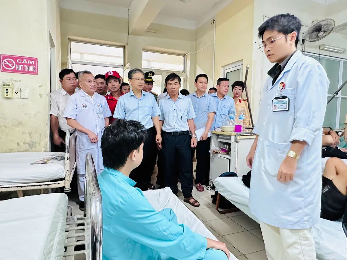 Khánh Hòa: 7 người chết, 1 người mất tích, 19 người bị thương do ảnh hưởng mưa lũ- Ảnh 4. Khánh Hòa: 7 người chết, 1 người mất tích, 19 người bị thương do ảnh hưởng mưa lũ- Ảnh 4.