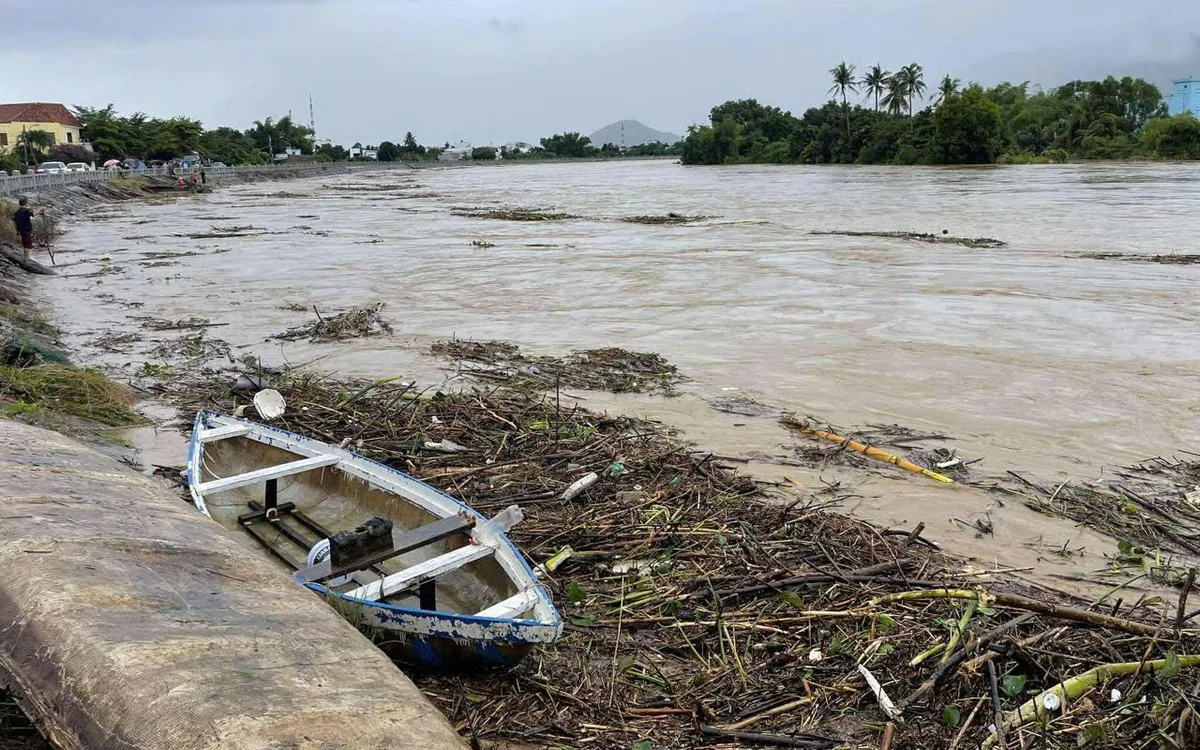 Sông Cái Nha Trang được cảnh báo sẽ lên trở lại trong tối 18/11.