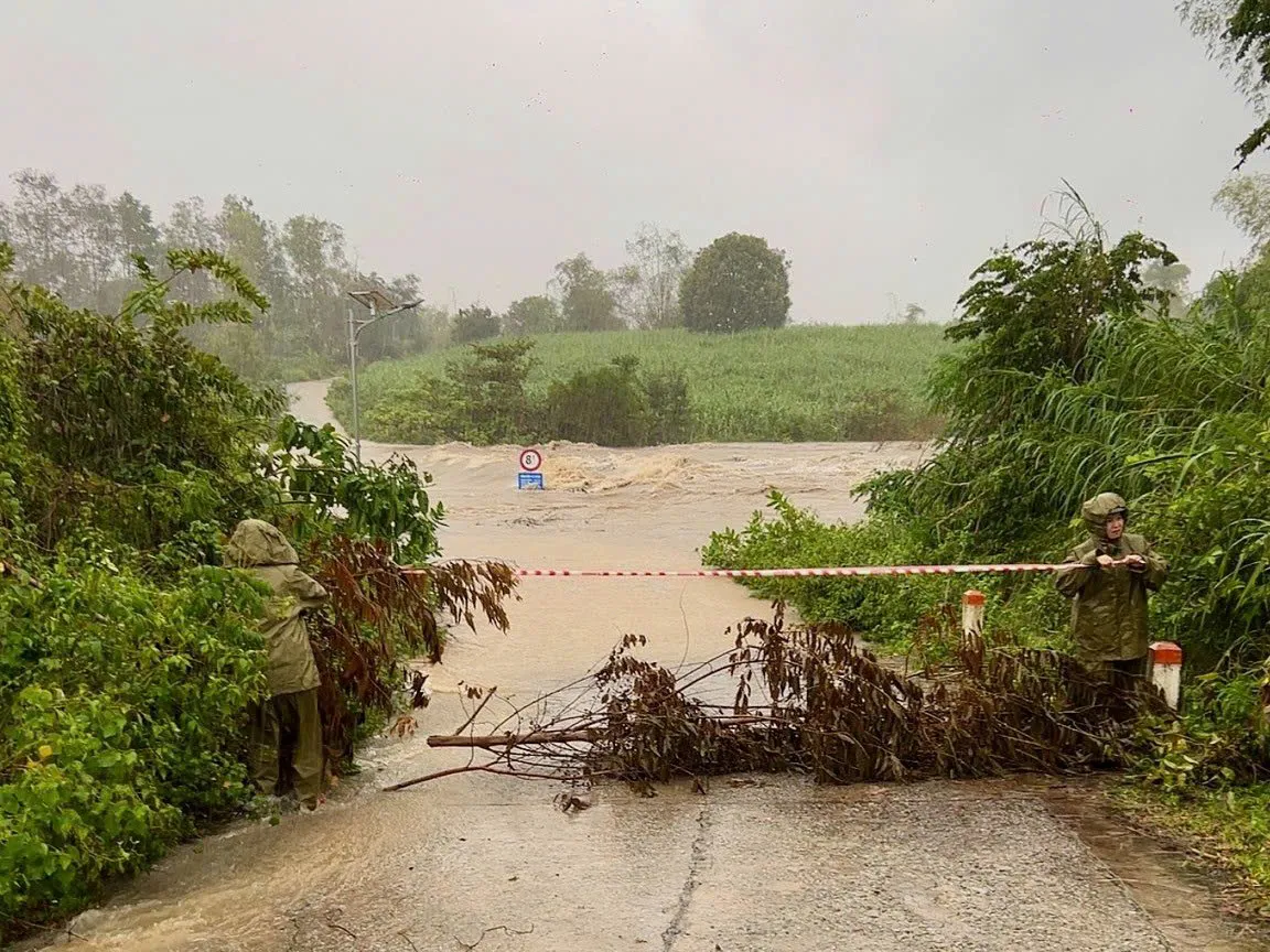 Đắk Lắk: Hàng trăm hộ dân bị ngập do mưa lũ. Khẩn trương ứng phó mưa lũ, sạt lở đất - Ảnh 2.