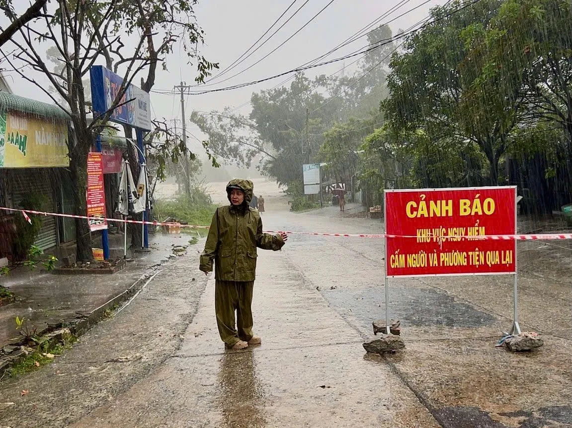 Đắk Lắk: Hàng trăm hộ dân bị ngập do mưa lũ. Khẩn trương ứng phó mưa lũ, sạt lở đất - Ảnh 3.