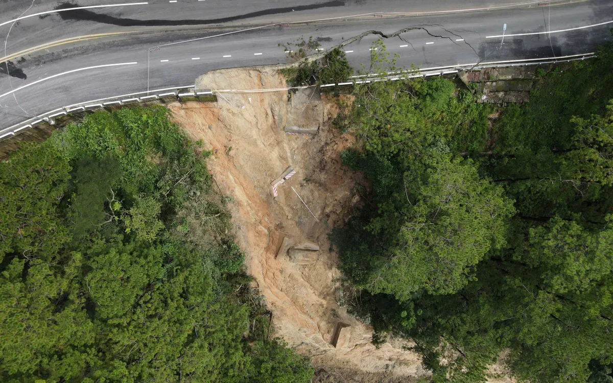 Lâm Đồng đóng cửa Đèo Prenn, công bố tình huống khẩn cấp về thiên tai sau sạt lở nghiêm trọng.