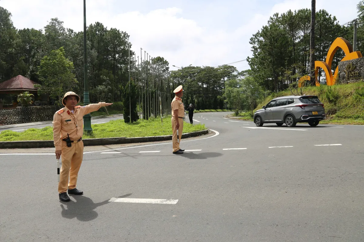 Lâm Đồng đóng cửa Đèo Prenn, công bố tình huống khẩn cấp về thiên tai sau sạt lở nghiêm trọng- Ảnh 1.