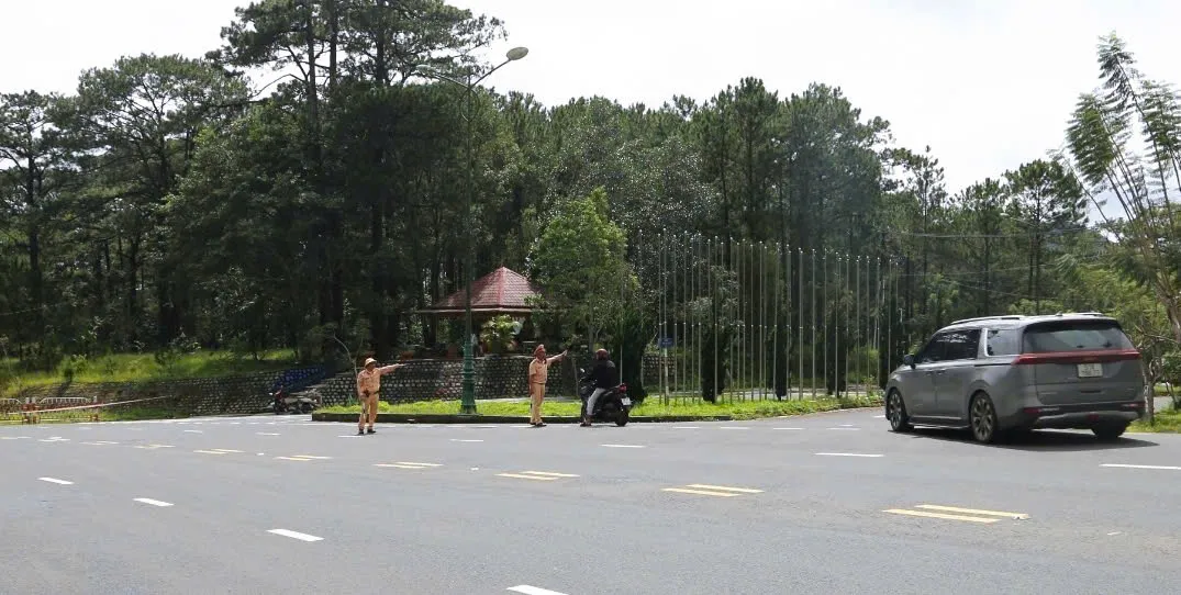 Lâm Đồng hướng dẫn lộ trình giao thông qua Đèo Prenn và Đèo Khánh Lê do sạt lở nghiêm trọng - Ảnh 1.