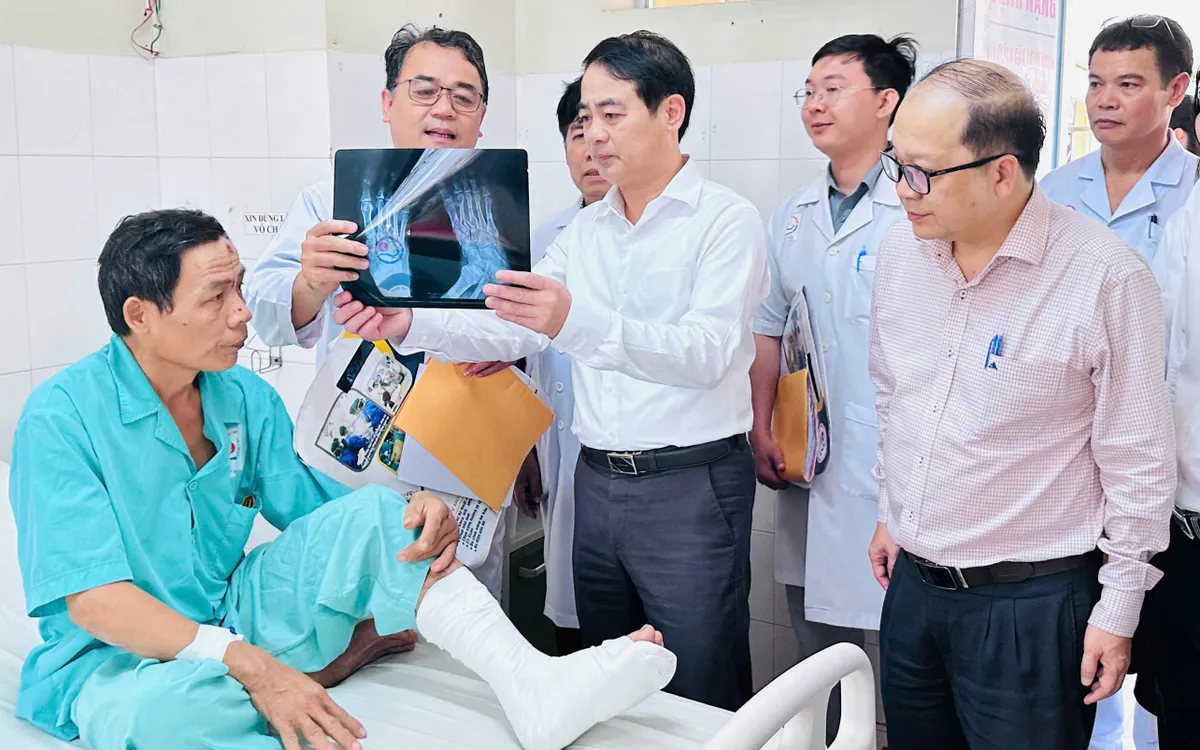 Đồng chí Nghiêm Xuân Thành - Bí thư Tỉnh ủy Khánh Hòa thăm hỏi các nạn nhân của hai vụ sạt lở tại đèo Khánh Lê và đèo Khánh Sơn.