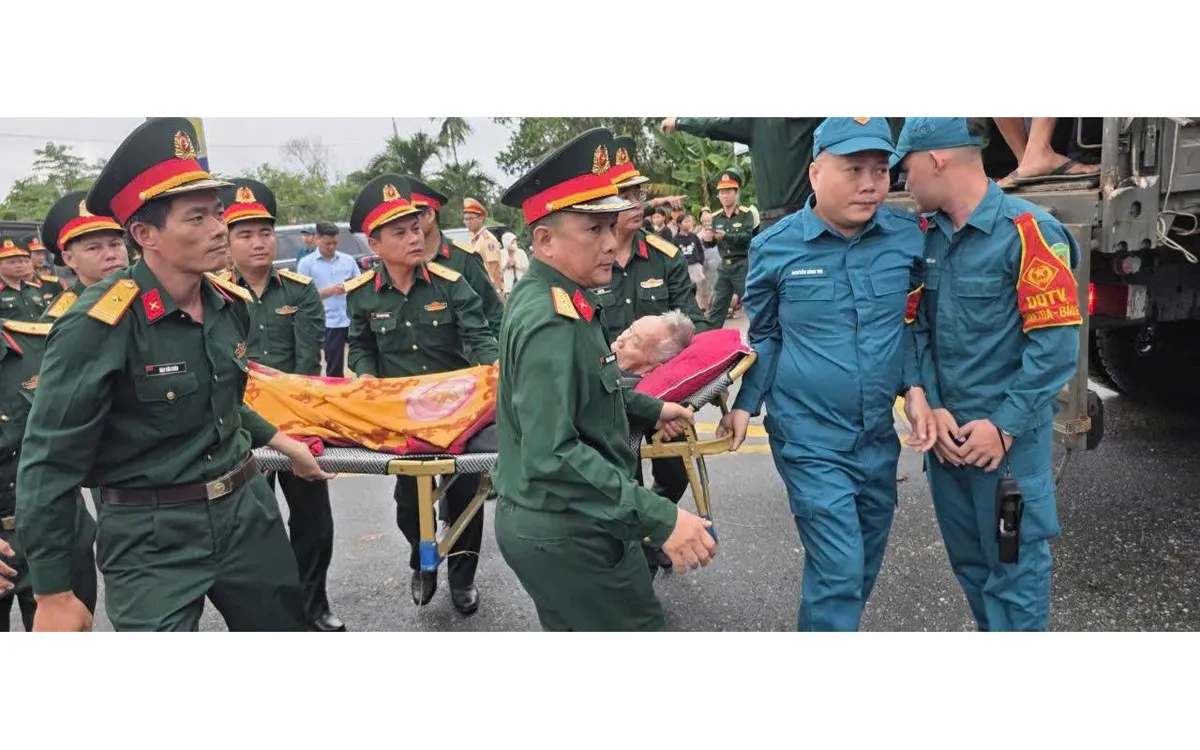 Bộ đội kịp thời đưa người lớn tuổi, bệnh nặng tại vùng ngập lụt đi cấp cứu.