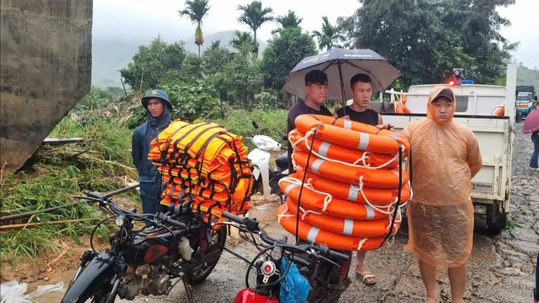 Mưa lớn gây nguy cơ sạt lở, gần 200 hộ dân Đắk Lắk được đưa qua sông an toàn - Ảnh 1.