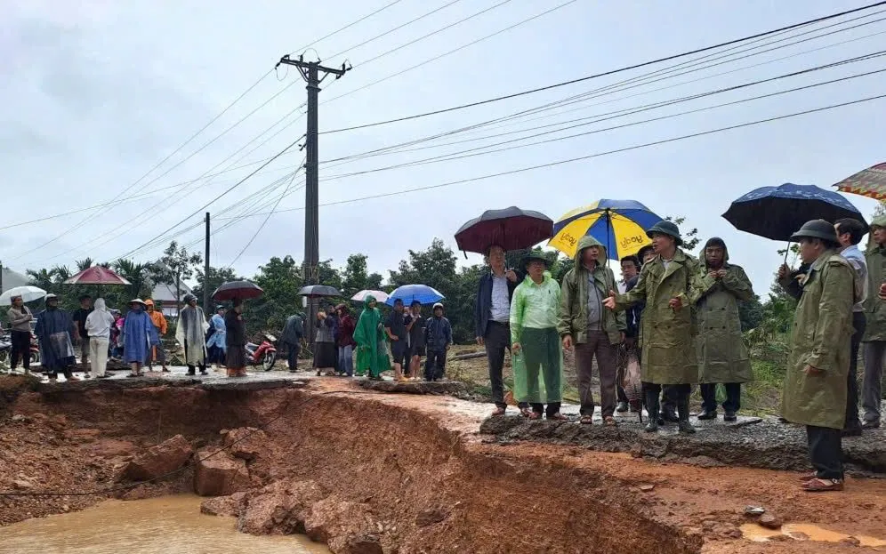 Chủ tịch UBND tỉnh Đắk Lắk Tạ Anh Tuấn kiểm tra tình hình thiệt hại do mưa lũ trên địa bàn xã Yang Mao.