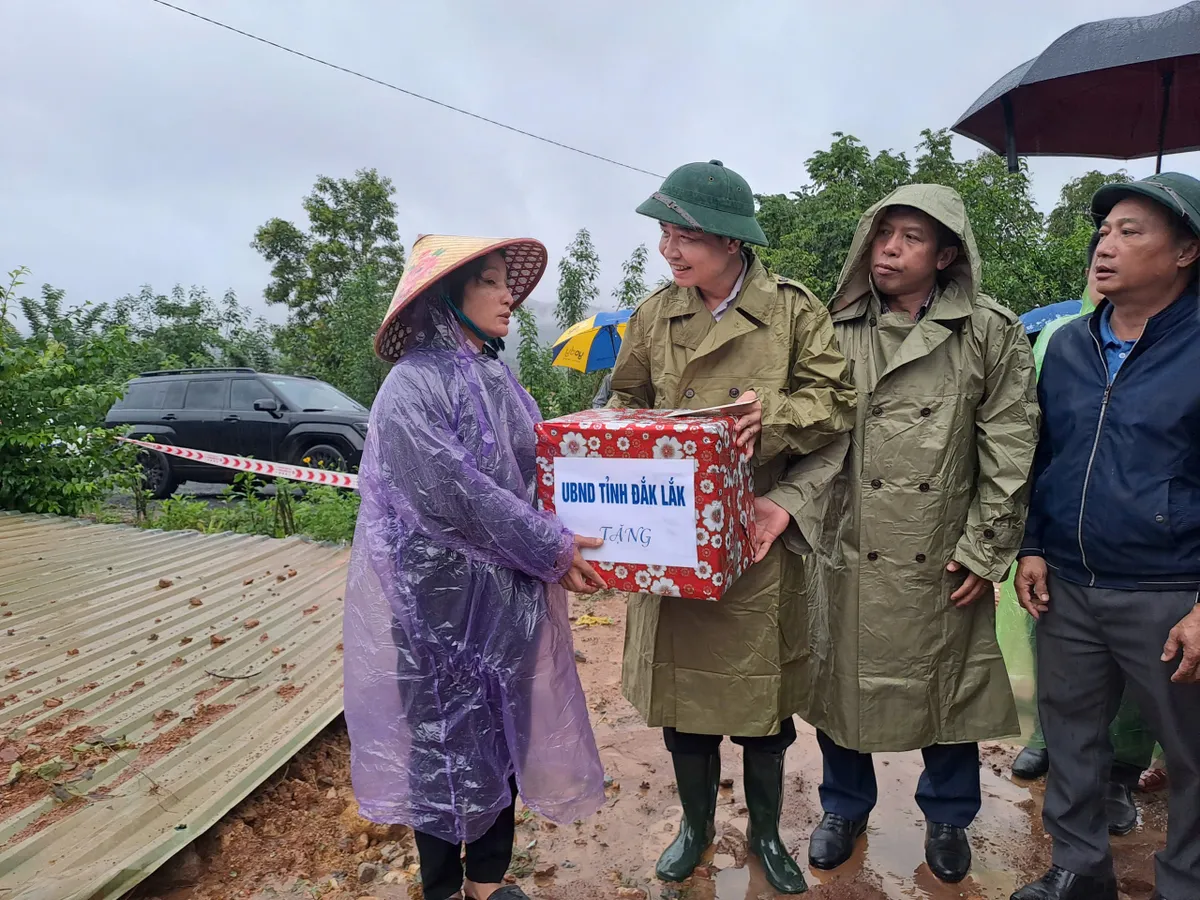 Đắk Lắk: Kiên quyết di dời toàn bộ người dân vùng nguy cơ ngập lụt, sạt lở đến nơi an toàn - Ảnh 2.