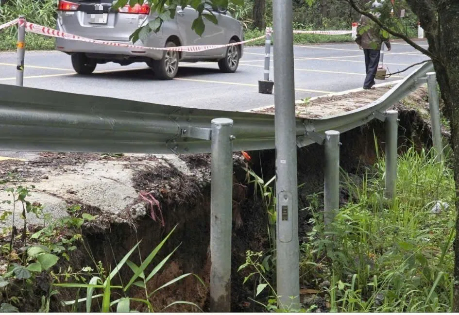 Lâm Đồng: Đèo Mimosa sạt lở. Cấm xe tải trọng trên 15 tấn lưu thông qua đèo. - Ảnh 1.