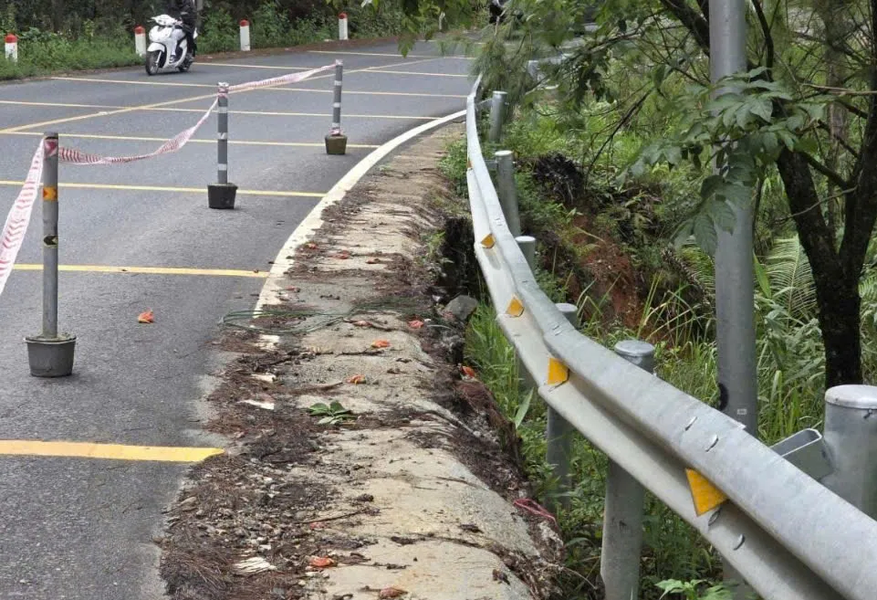 Lâm Đồng: Đèo Mimosa sạt lở. Cấm xe tải trọng trên 15 tấn lưu thông qua đèo. - Ảnh 2.