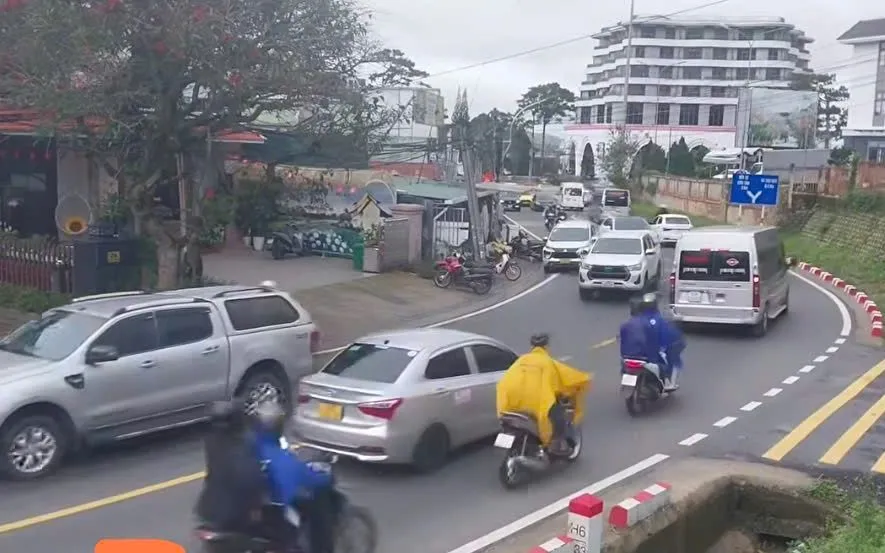 Đèo Mimosa dài 11 km, thuộc quốc lộ 20, là tuyến chính phía Nam vào Đà Lạt.