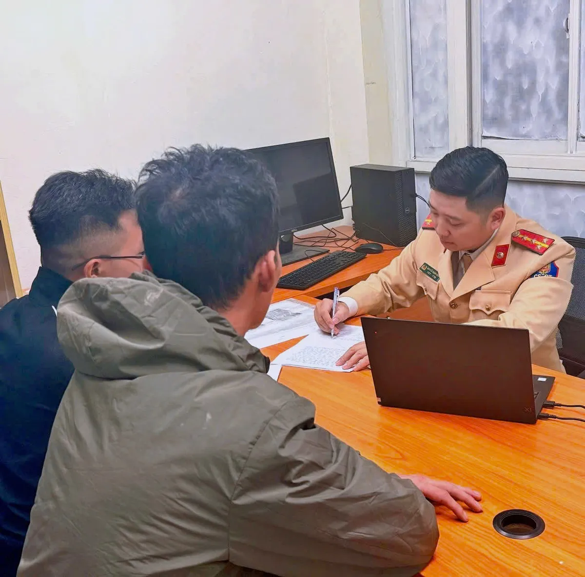 Hà Nội: Xử lý tài xế xe tải làm rơi vãi bùn đất xuống đường gây mất an toàn giao thông - Ảnh 2.