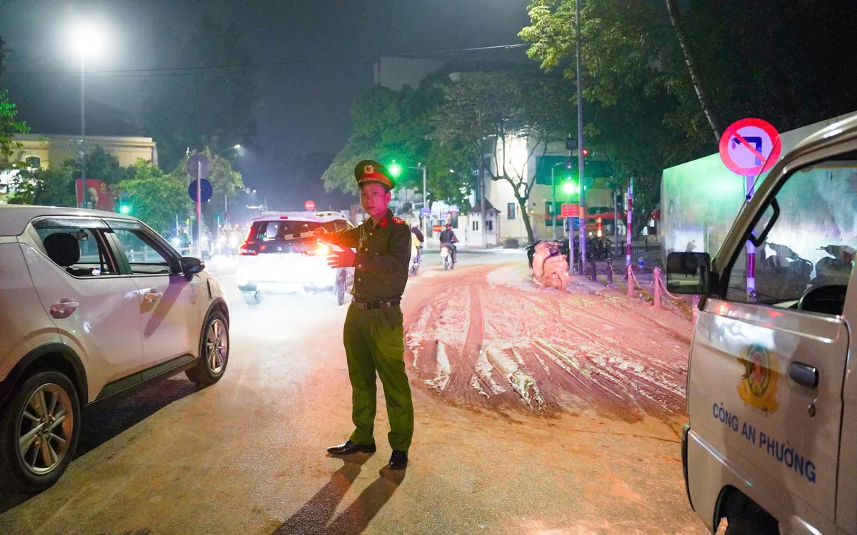 Hà Nội: Xử lý tài xế xe tải làm rơi vãi bùn đất xuống đường gây mất an toàn giao thông - Ảnh 1.