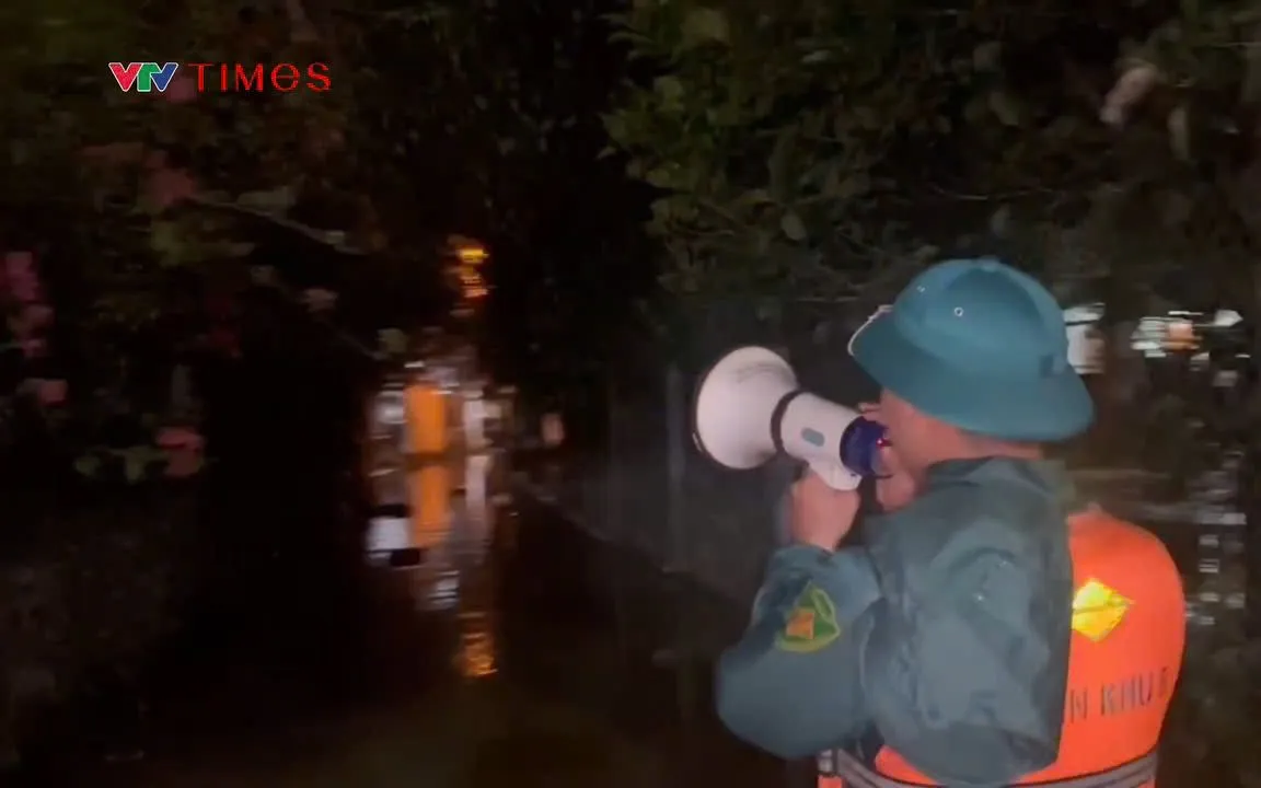 Tiếng loa phát thanh liên tục vang lên hối thúc người dân di dời đến nơi an toàn.