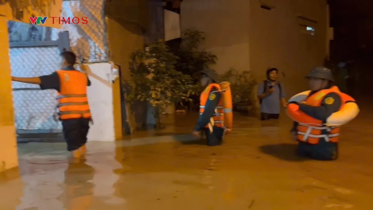 Khánh Hòa: Nước lũ dâng nhanh trong đêm, khẩn trương sơ tán dân - Ảnh 1.