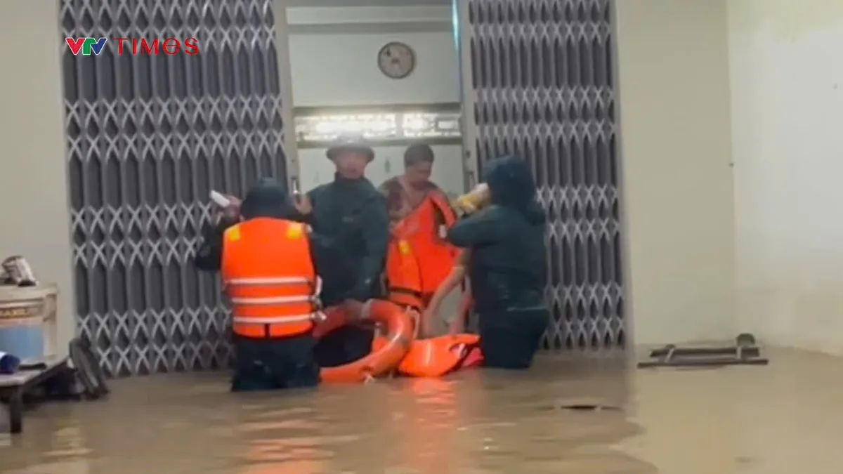 Khánh Hòa: Nước lũ dâng nhanh trong đêm, khẩn trương sơ tán dân - Ảnh 4.