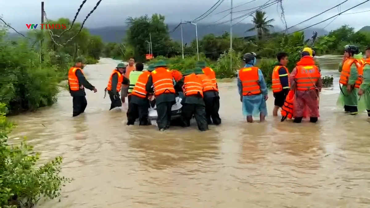 Khánh Hòa: Biên phòng huy động mô tô nước chuyên dụng, trắng đêm đưa dân chạy lũ - Ảnh 1.