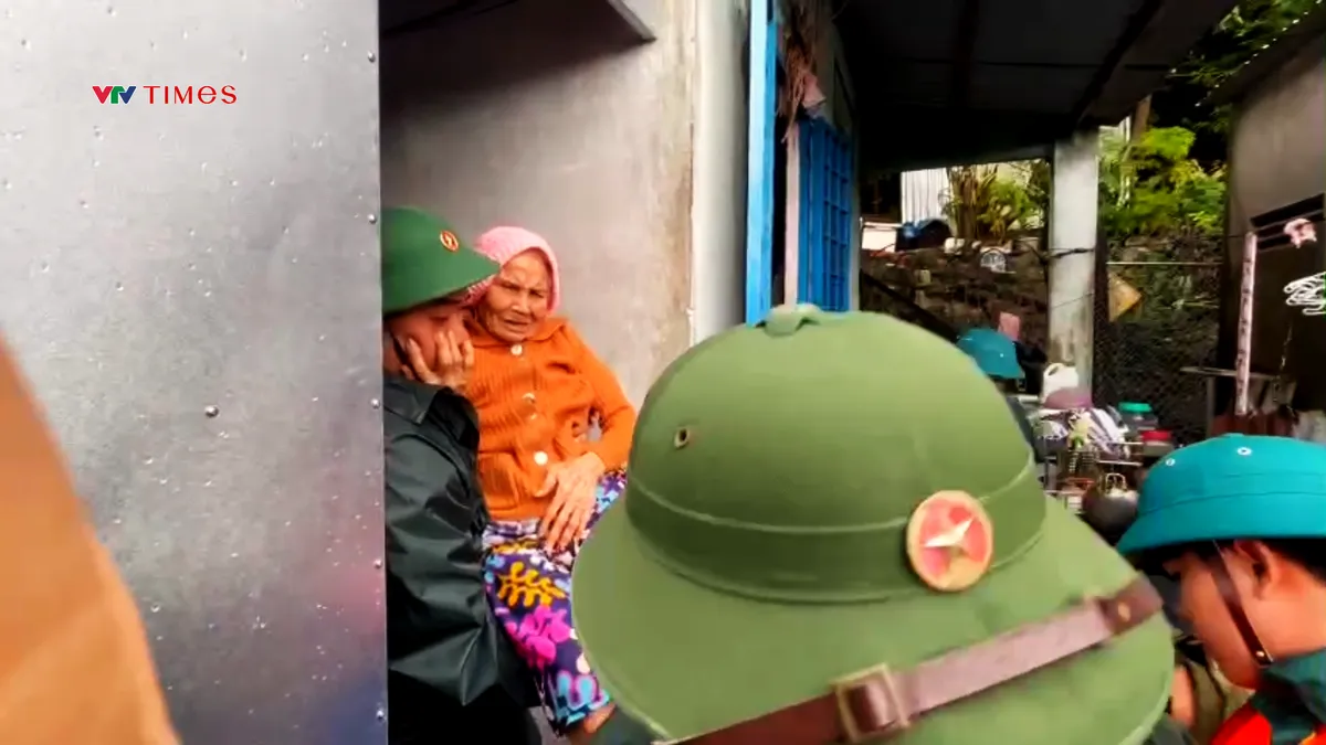Khánh Hòa: Biên phòng huy động mô tô nước chuyên dụng, trắng đêm đưa dân chạy lũ - Ảnh 3.