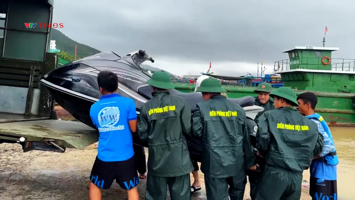 Khánh Hòa: Biên phòng huy động mô tô nước chuyên dụng, trắng đêm đưa dân chạy lũ - Ảnh 2.