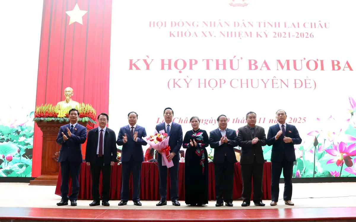 Lãnh đạo tỉnh Lai Châu tặng hoa chúc mừng ông Hà Quang Trung, Phó Bí thư Tỉnh ủy trúng cử Chủ tịch UBND tỉnh Lai Châu.