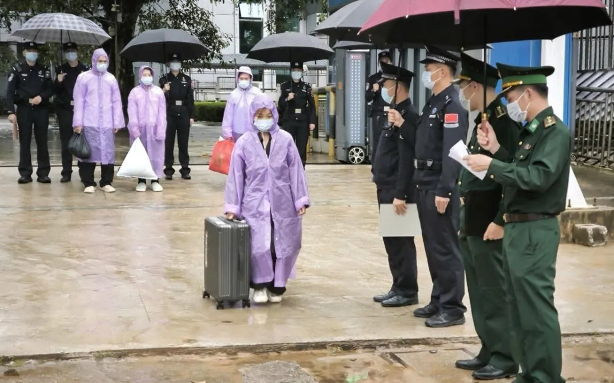 Đồn Biên phòng cửa khẩu Sóc Giang tiếp nhận các đối tượng do phía Trung Quốc trao trả. 