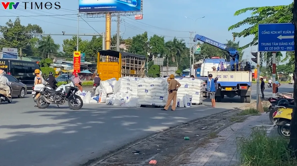 Quốc lộ 51 kẹt cứng vì xe đầu kéo làm rơi hàng trăm bao hàng- Ảnh 2. Quốc lộ 51 kẹt cứng vì xe đầu kéo làm rơi hàng trăm bao hàng- Ảnh 2.