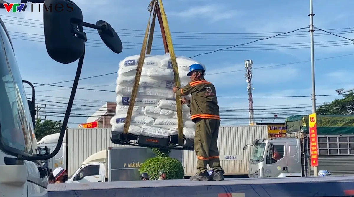 Quốc lộ 51 kẹt cứng vì xe đầu kéo làm rơi hàng trăm bao hàng- Ảnh 3. Quốc lộ 51 kẹt cứng vì xe đầu kéo làm rơi hàng trăm bao hàng- Ảnh 3.