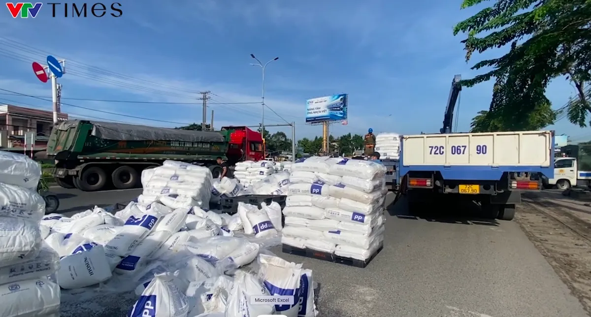 Quốc lộ 51 kẹt cứng vì xe đầu kéo làm rơi hàng trăm bao hàng- Ảnh 1. Quốc lộ 51 kẹt cứng vì xe đầu kéo làm rơi hàng trăm bao hàng- Ảnh 1.