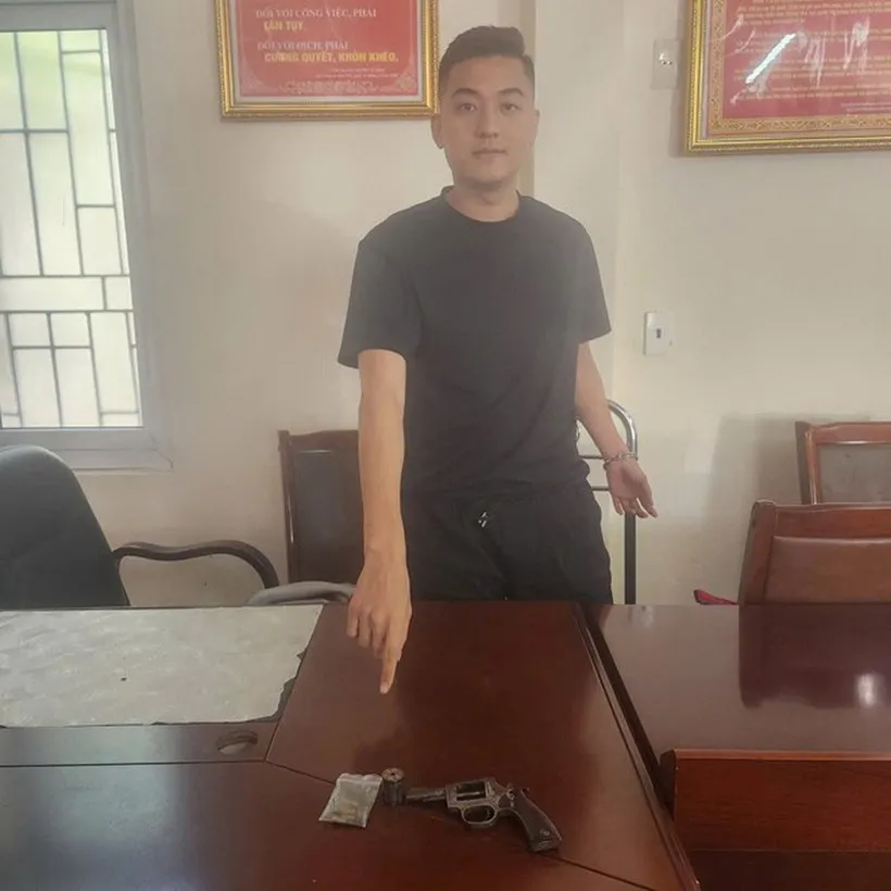 Bắt trùm ma túy Quảng Ninh, thu 13,5kg pháo nổ, 1 khẩu súng và 15 viên đạn - Ảnh 1.