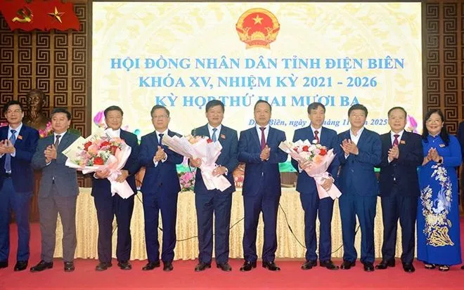 Các đồng chí lãnh đạo Tỉnh ủy, HĐND, UBND tỉnh, Ủy viên Ban Thường vụ Tỉnh ủy Điện Biên tặng hoa chúc mừng các đồng chí miễn nhiệm và nhận nhiệm vụ mới.