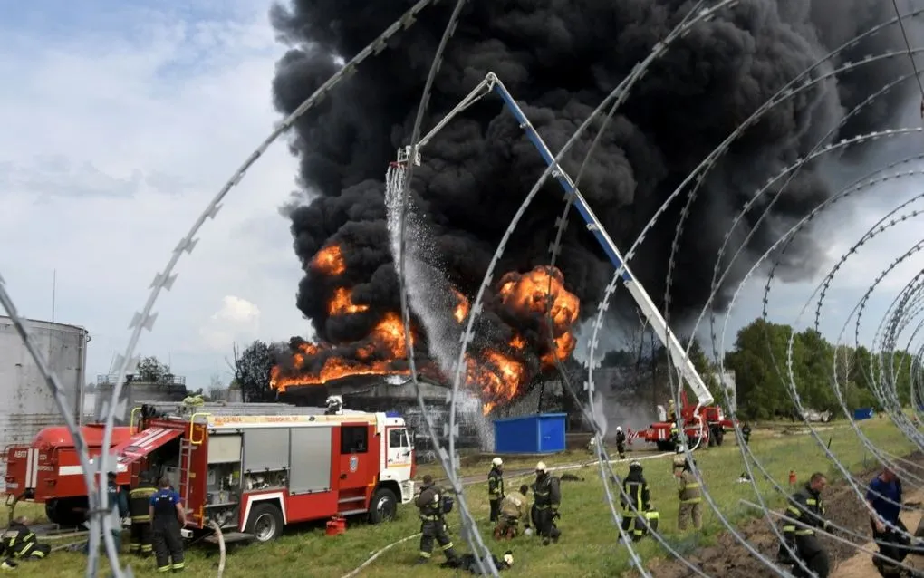 Lính cứu hỏa xử lý đám cháy tại kho nhiên liệu ở Voronezh, Nga (Ảnh: AP)