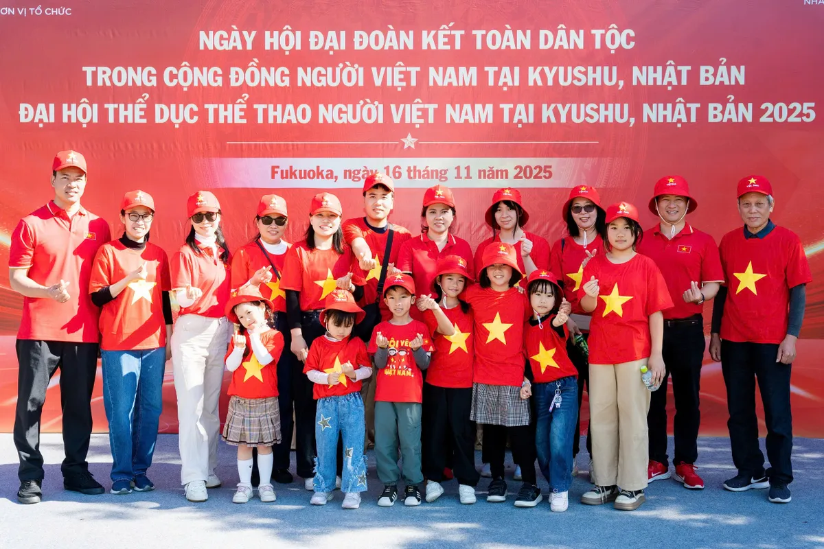 1000 người Việt tại Nhật Bản xếp hình cờ Tổ quốc trong Ngày hội Đại đoàn kết toàn dân tộc - Ảnh 1.