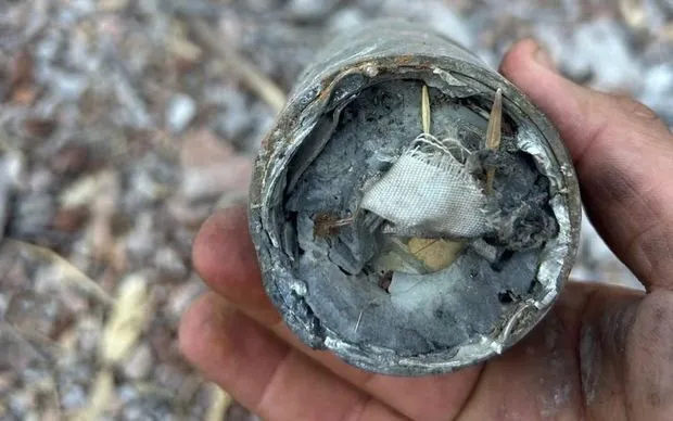 Dải ruy băng nylon trắng từ tàn tích một quả bom chùm, dùng để ổn định và xoay bom nhỏ (Ảnh: The Guardian)