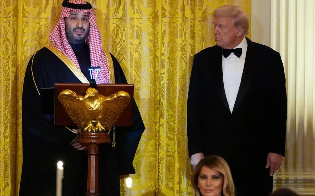 Tổng thống Mỹ Donald Trump (phải) đón tiếp Thái tử kiêm Thủ tướng Saudi Arabia Mohammed bin Salman tại Nhà Trắng, ngày 18/11/2025 (Ảnh: AP)