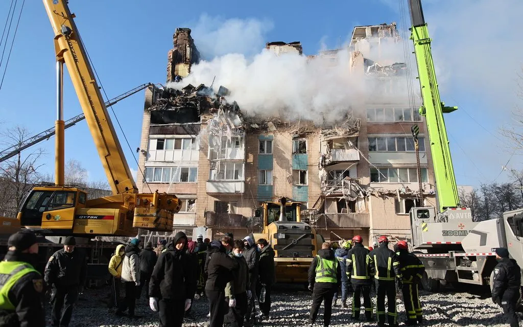 Lực lượng cứu hộ dọn đống đổ nát tại tòa nhà bị Nga không kích ở Ternopil ngày 19/11/2025 (Ảnh: AP)