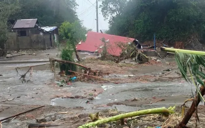 Ngôi nhà bị bão Fung-wong phá hủy tại Viga, tỉnh Catanduanes, Philippines ngày 9/11. (Ảnh: AFP)