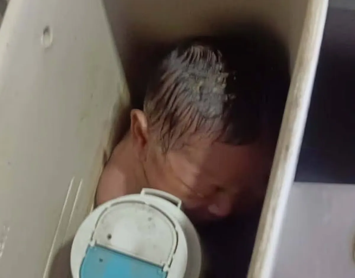 Bé gái sơ sinh sống sót thần kỳ sau khi bị bỏ trong hộp nước bồn cầu- Ảnh 1.