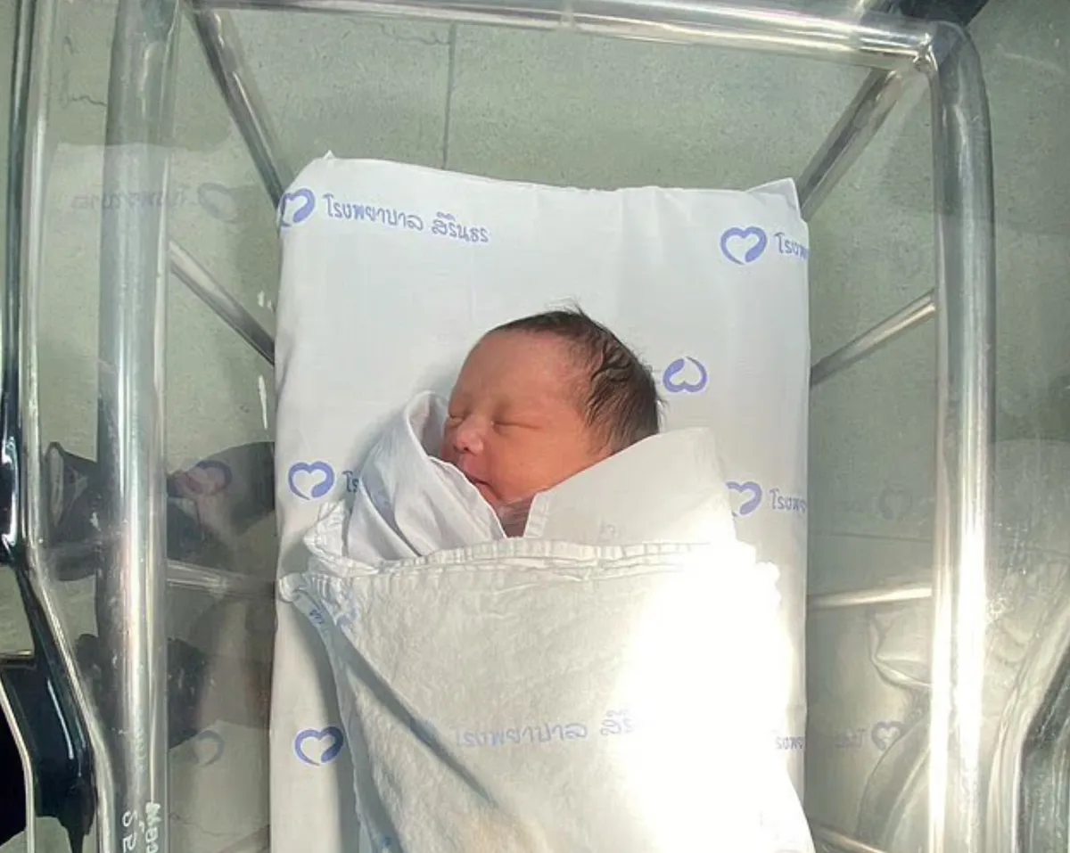 Bé gái sơ sinh sống sót thần kỳ sau khi bị bỏ trong hộp nước bồn cầu- Ảnh 3.