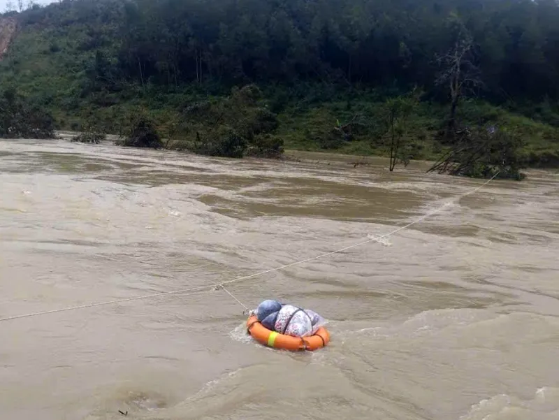 Giải cứu 31 người dân bị nước lũ cô lập bên bờ sông Ba (Gia Lai)- Ảnh 1. Giải cứu 31 người dân bị nước lũ cô lập bên bờ sông Ba (Gia Lai)- Ảnh 1.