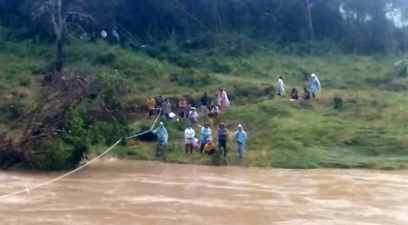 Giải cứu 31 người dân bị nước lũ cô lập bên bờ sông Ba (Gia Lai)- Ảnh 2. Giải cứu 31 người dân bị nước lũ cô lập bên bờ sông Ba (Gia Lai)- Ảnh 2.