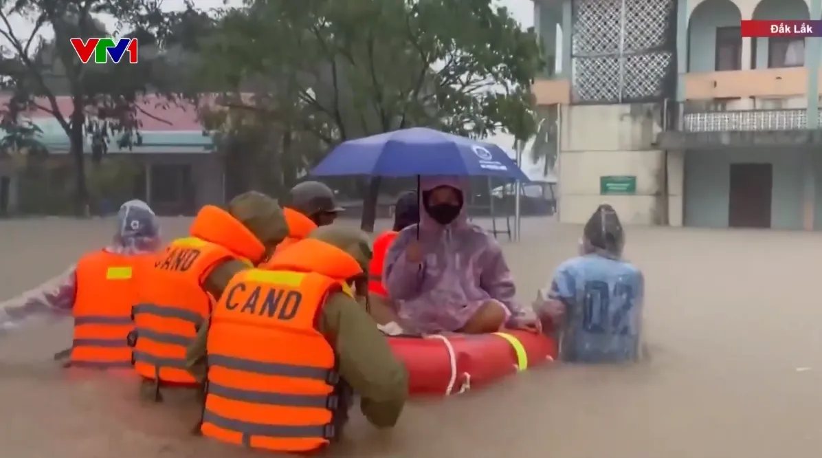 Đắk Lắk ưu tiên cứu hộ, di dời người dân ra khỏi vùng ngập - Ảnh 1.