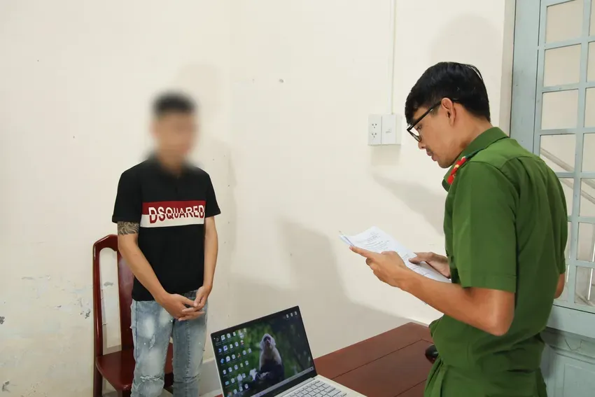 Bắt tạm giam 10 thanh thiếu niên dàn cảnh cướp iPhone do mâu thuẫn tình cảm - Ảnh 1.