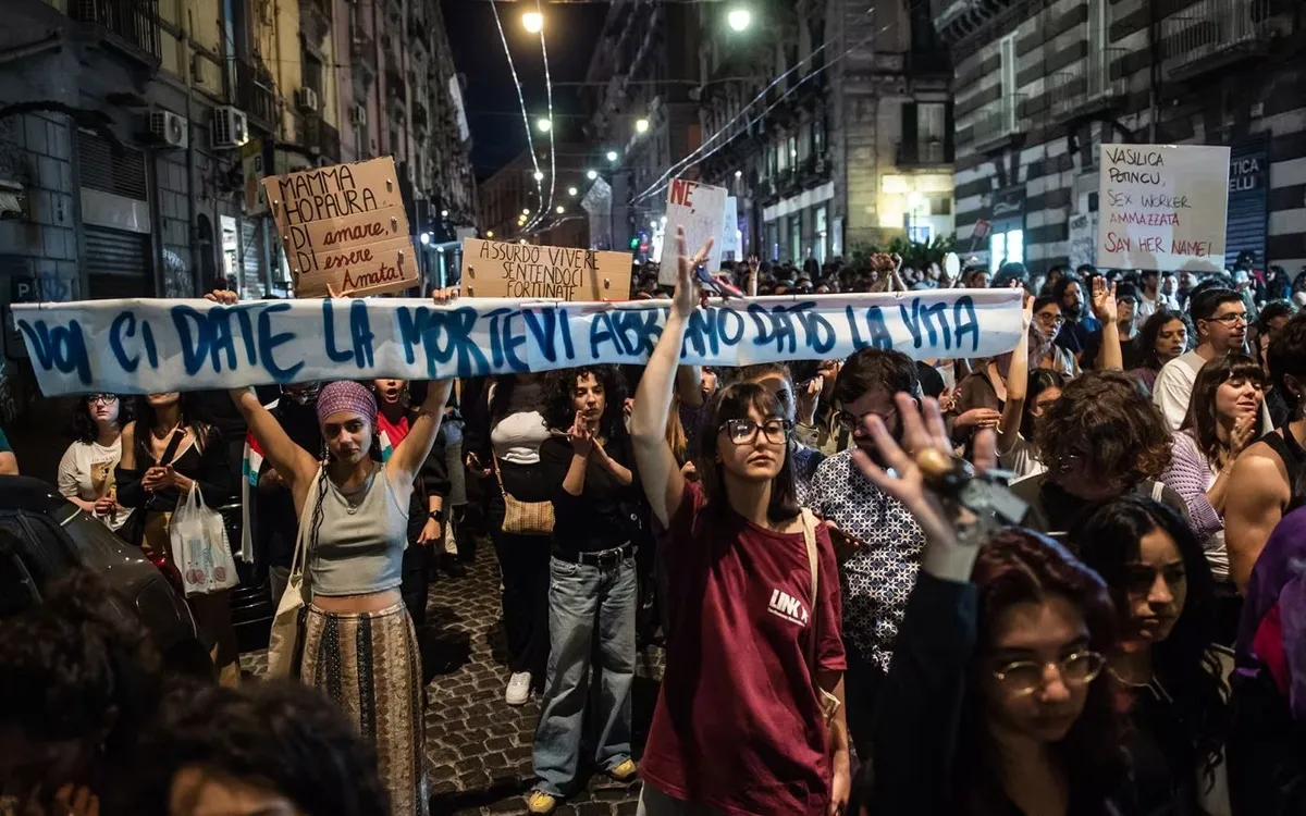 Hai phụ nữ giơ biểu ngữ phản đối bạo lực giới tại Naples vào tháng 5 (Ảnh: Getty Images)