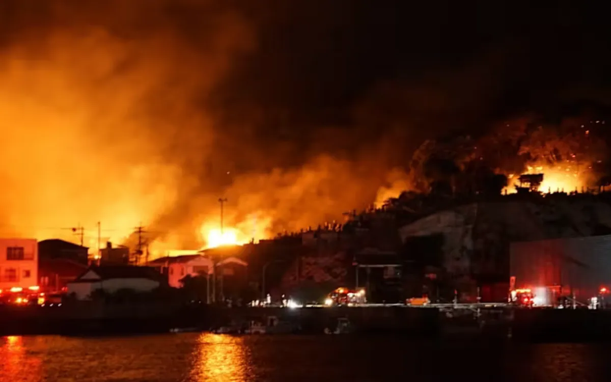 Một vụ hỏa hoạn lớn đã xảy ra tại khu dân cư của thành phố Oita, phía Tây Nam Nhật Bản vào tối 18/11/2025 (Ảnh: AFP)