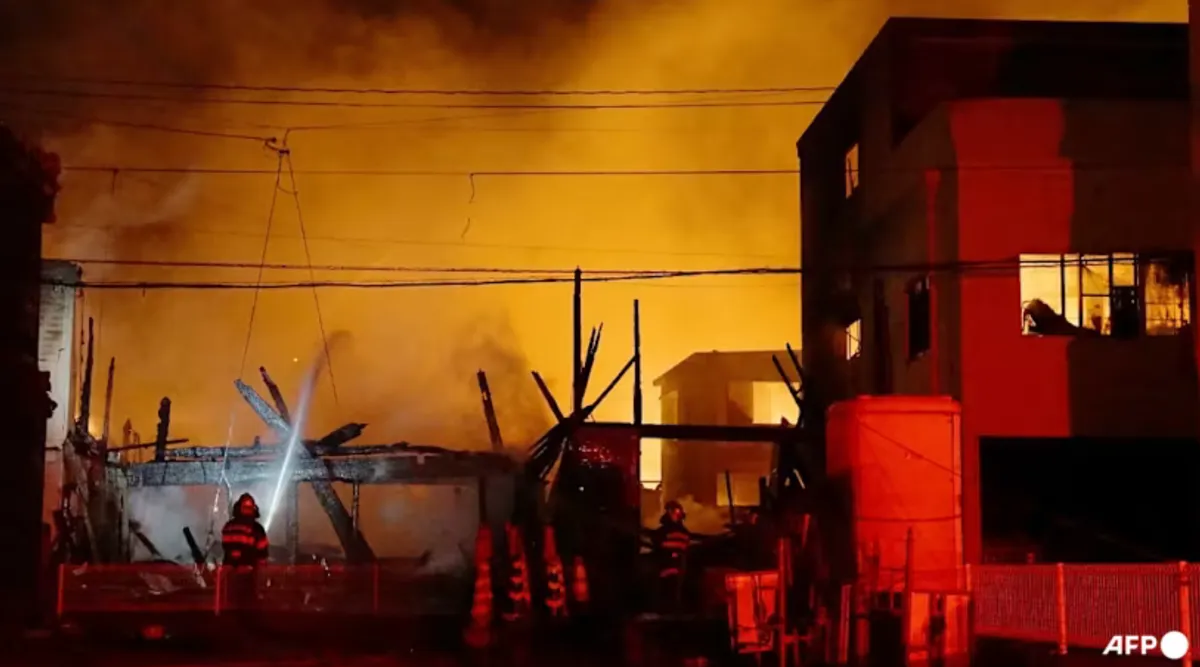 Hỏa hoạn lớn thiêu rụi hàng trăm ngôi nhà tại Nhật Bản- Ảnh 1. Hỏa hoạn lớn thiêu rụi hàng trăm ngôi nhà tại Nhật Bản- Ảnh 1.